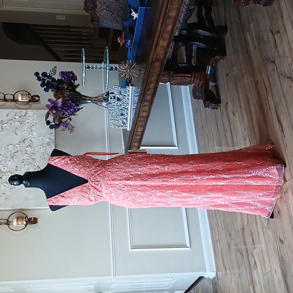 New Mac Duggal Coral Embellished Floor-length Gown. Size 8 - Picture 14 of 17